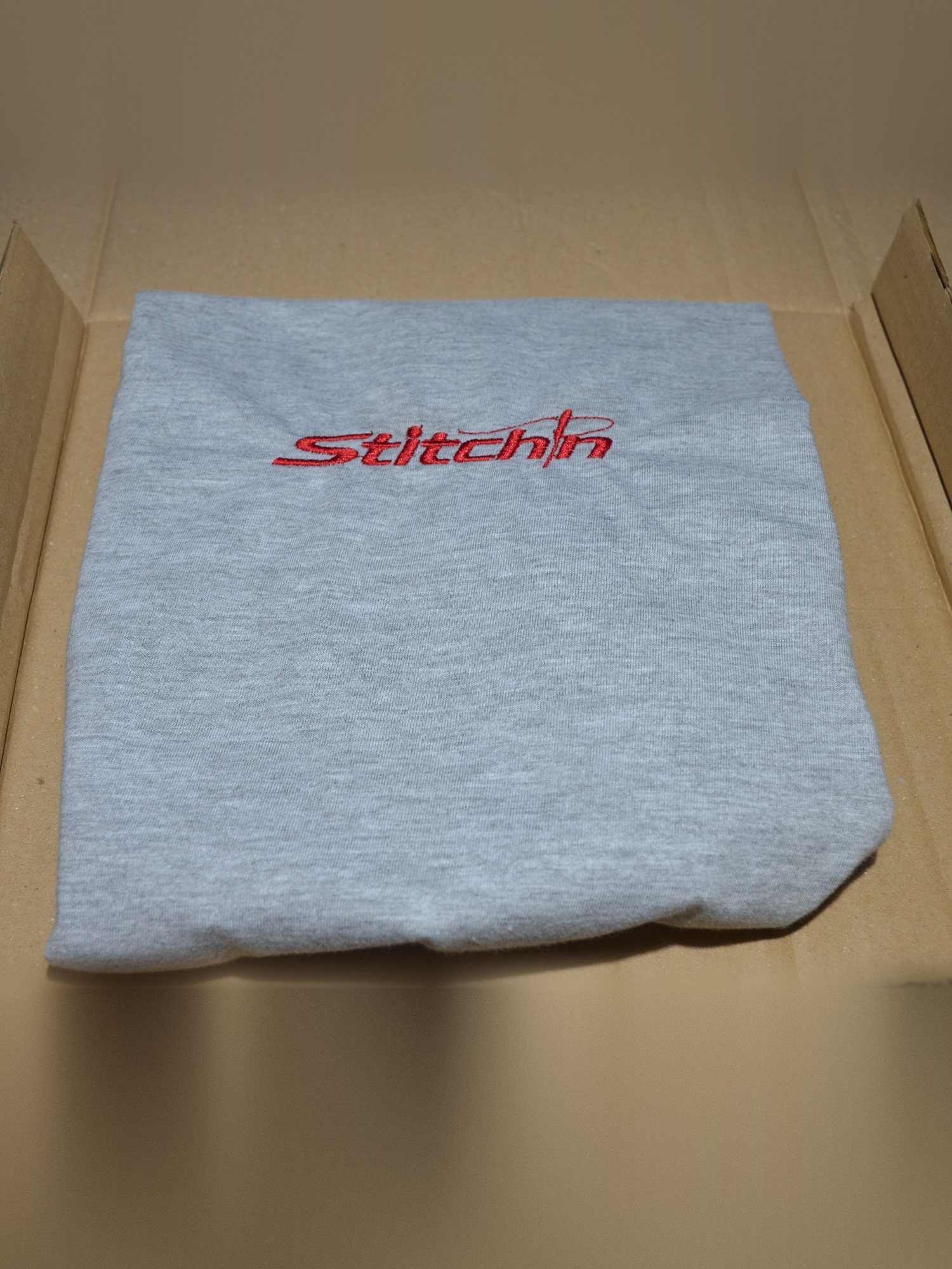 Verpackung und Versand: das gefaltete Shirt im Versandkarton