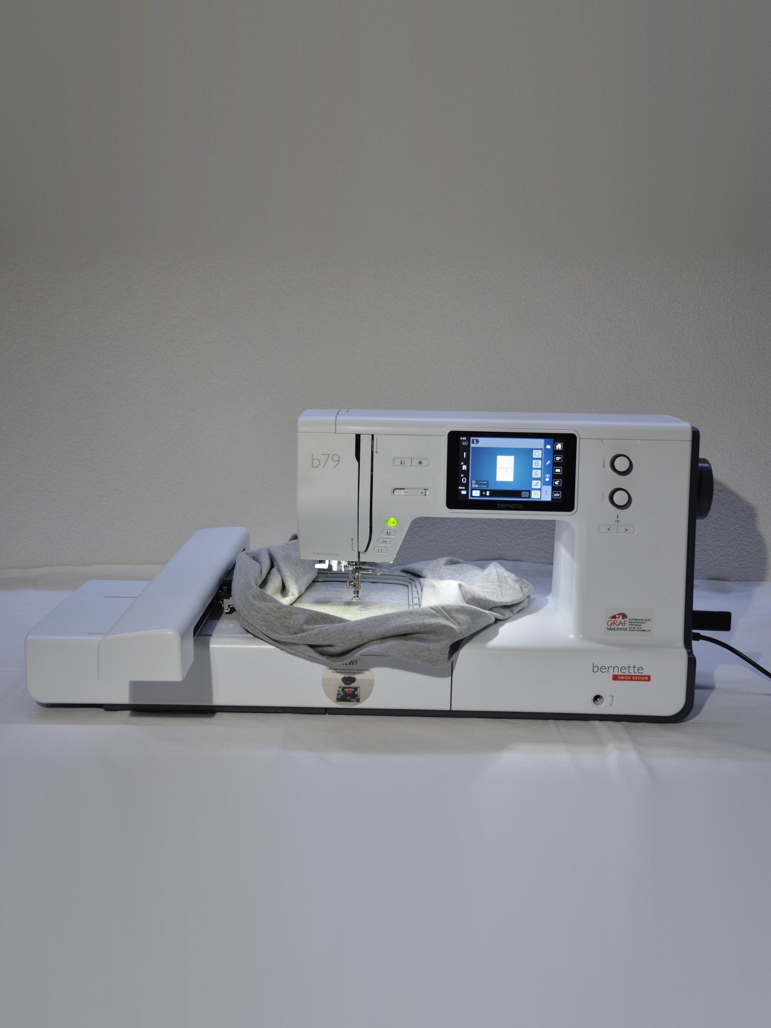 Vorbereitung: die Stickmaschine mit eingespanntem T-Shirt